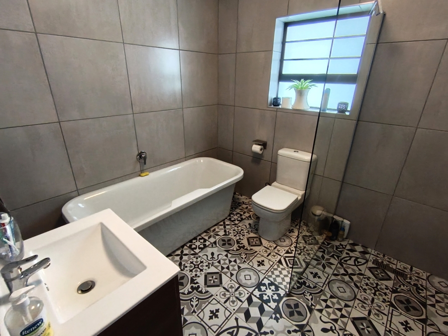 4 Bedroom Property for Sale in Wavecrest Eastern Cape